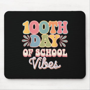 100. Tag der Schule Vibes Niedlich Lächeln Gesicht Mousepad