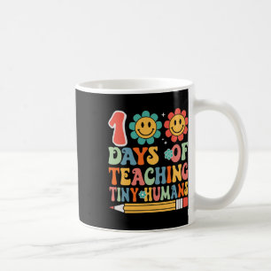 100 Tage des Unterrichts winziger Menschen Lehrer Kaffeetasse