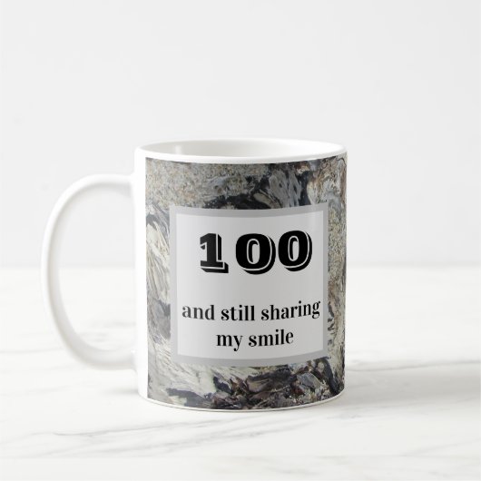 100 und immer noch lächeln 100. Geburtstag Kaffeetasse (Links)