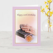 100th Geburtstag, gealterte Hände und Bibel Karte (Gelbe Blume)