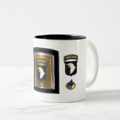 101. Im Flugzeug Abteilung "Screaming Eagles" Zweifarbige Tasse (VorderseiteRechts)