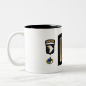 101. Im Flugzeug Abteilung "Screaming Eagles" Zweifarbige Tasse (Links)