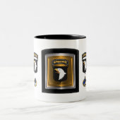 101. Im Flugzeug Abteilung "Screaming Eagles" Zweifarbige Tasse (Mittel)