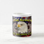 101. im Flugzeug - der schreiende Adler Kaffeetasse (Mittel)