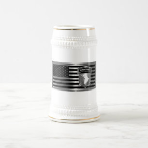 101. Im Flugzeug Division mit amerikanischer Flagg Bierglas