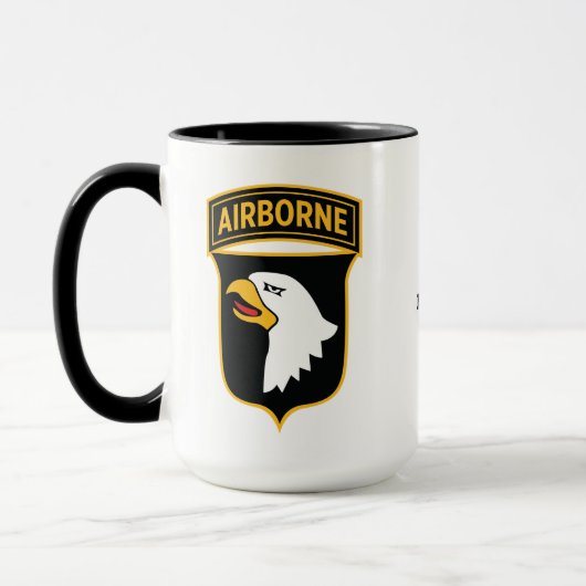 101. Im Flugzeug Division Screaming Eagle Custom Tasse (Links)