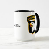 101. Im Flugzeug Division Screaming Eagle Custom Tasse (VorderseiteRechts)