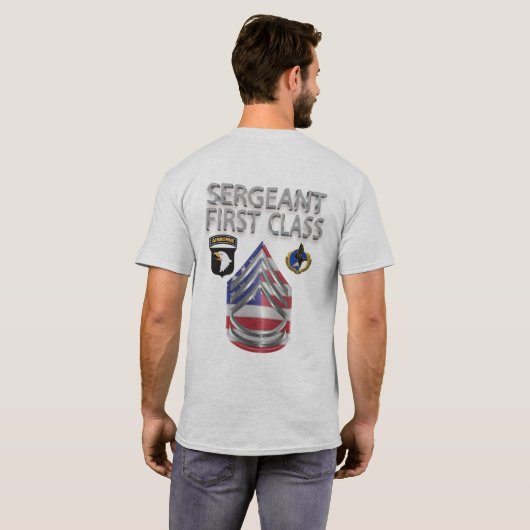 101. Im Flugzeug Division Sergeant First Class T-Shirt (Schwarz voll)