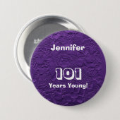 101 Years Young Purple Dolls Button Pin Birthday (Vorne & Hinten)