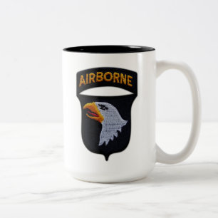 101st ABN im Flugzeug Zweifarbige Tasse