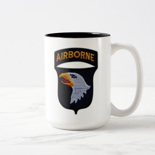 101st ABN im Flugzeug Zweifarbige Tasse (Rechts)