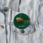 102 Jahre alt, Name Golden Lily Button Button Pinb (Beispiel)