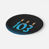 103. Geburtstag mit hellen Kerzenzahlen Pappteller (Schrägansicht)