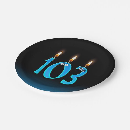 103. Geburtstag mit hellen Kerzenzahlen Pappteller (Schrägansicht)