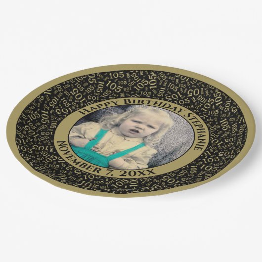 105 Ihr Foto Zufallszahlenmuster Schwarz/Gold Pappteller (Schrägansicht)