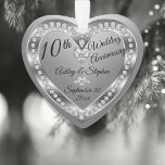 10. Hochzeitstag Silver Diamonds - Sake Ornament<br><div class="desc">Elegante Imitate (bedruckt) Silber und Diamanten 10. Hochzeitsszenario-Dekoration von Holiday Hearts Designs (Rechte vorbehalten). Vorlagenfelder werden für Sie zur Personalisierung mit Ihren Namen, Jubiläum und Datum zur Verfügung gestellt. Schriftart-Stile, -Größen und -Positionierung können über die Schaltfläche "Anpassen" angepasst werden. Wie bereits erwähnt, sind alle Effekte (Diamanten und Silbertöne) Imitate —...</div>