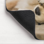 10-wöchiger Welpe, der sich die Augen reibt Mousepad (Ecke)