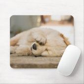 10-wöchiger Welpe, der sich die Augen reibt Mousepad (Mit Mouse)