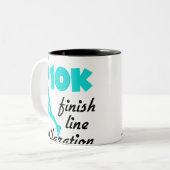 10K Aqua Finish Line Zweifarbige Tasse (Vorderseite Links)