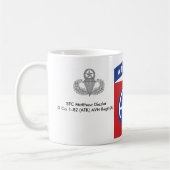 10x10_82nd_Im Flugzeug-Logo_V01, IronMike2, army_m Kaffeetasse (Links)