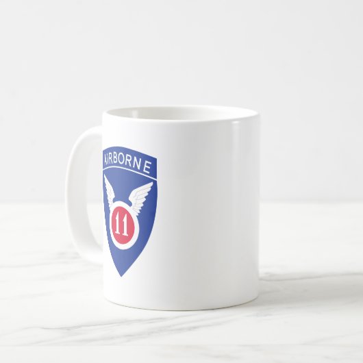 11. Im Flugzeug Abteilung Kaffeetasse (Vorderseite Links)