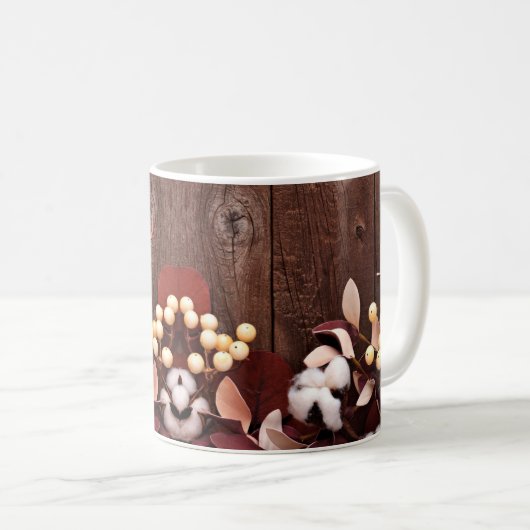 11 Oz. Tasse Coffee Branch auf dunklem Holzsteg (VorderseiteRechts)
