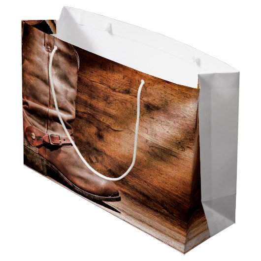 12.5lx4wx9h große Geschenktasche Cowboy Boots Barn Geschenktüte (Rückseite Schrägansicht)