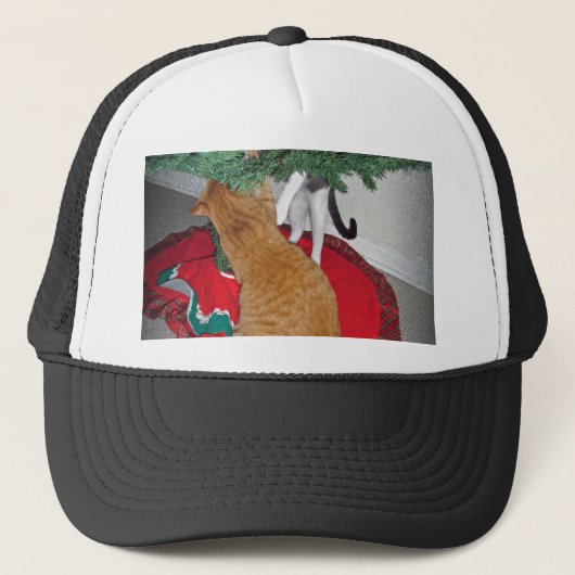 12 Cats a-Climbing Truckerkappe (Vorderseite)