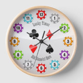 12 farbenfrohe Poker Chips und Anzüge zum Kartensp Uhr (Vorderseite)