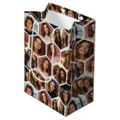 12 Foto Collage - funky hexagon Honeycomb Mittlere Geschenktüte (Vorderseite Schrägansicht)