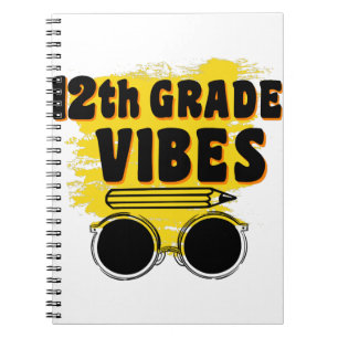 12. Klasse Vibes-Shirt Zurück zur Schule Erster Ta Notizblock