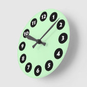 12 Spots - Black, White and Pale Green Runde Wanduhr (Winkel)