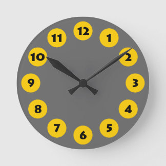 12 Spots - Black with Amber on Gray Runde Wanduhr