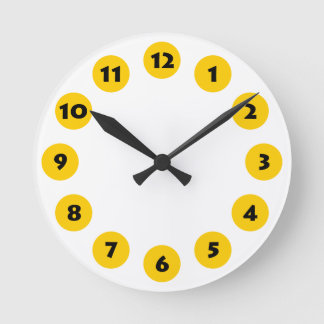 12 Spots - Black with Amber on White Runde Wanduhr