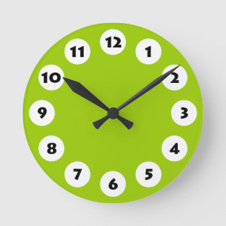 12 Spots - Black with White on Martian Green Runde Wanduhr