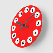 12 Spots - Black with White on Red Runde Wanduhr (Winkel)