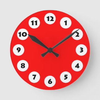 12 Spots - Black with White on Red Runde Wanduhr