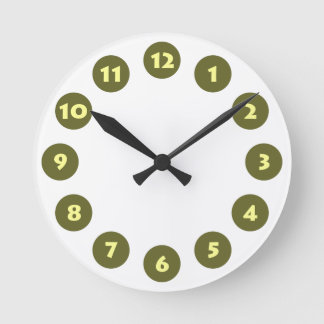 12 Spots - Blassgelb mit Dp Olive auf Weiß Runde Wanduhr
