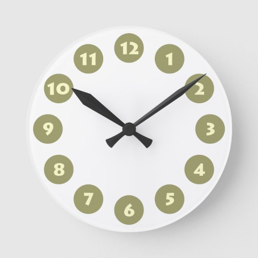 12 Spots - Creme mit Khaki auf Weiß Runde Wanduhr (Vorderseite)