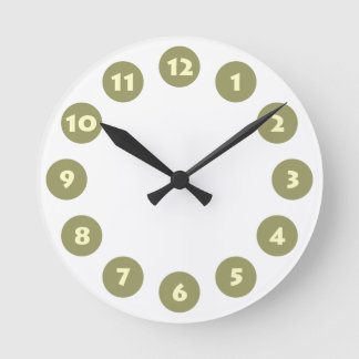 12 Spots - Creme mit Khaki auf Weiß Runde Wanduhr