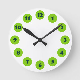 12 Spots - dunkelgrün mit grün auf Weiß Runde Wanduhr