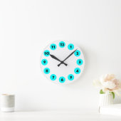 12 Spots - Schwarz mit Cyan auf Weiß Runde Wanduhr (Zuhause)