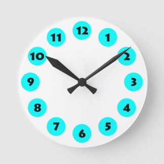 12 Spots - Schwarz mit Cyan auf Weiß Runde Wanduhr