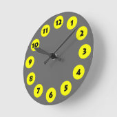 12 Spots - Schwarz mit Gelb auf Grau Runde Wanduhr (Winkel)