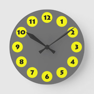 12 Spots - Schwarz mit Gelb auf Grau Runde Wanduhr