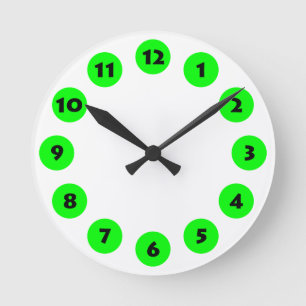 12 Spots - Schwarz mit Grün auf Weiß Runde Wanduhr