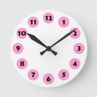 12 Spots - Schwarz mit Rosa auf Weiß Runde Wanduhr