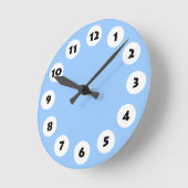 12 Spots - Schwarz mit Weiß auf Blassblau Runde Wanduhr (Winkel)