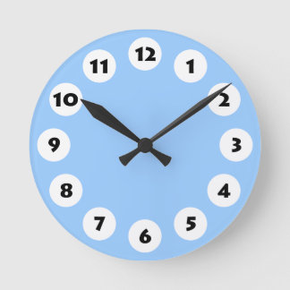 12 Spots - Schwarz mit Weiß auf Blassblau Runde Wanduhr