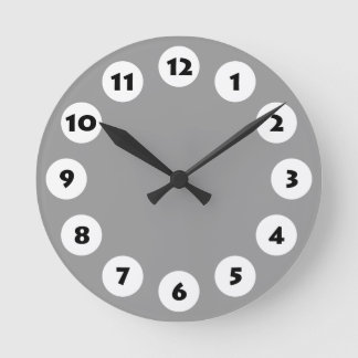 12 Spots - Schwarz mit Weiß auf Grau Runde Wanduhr
